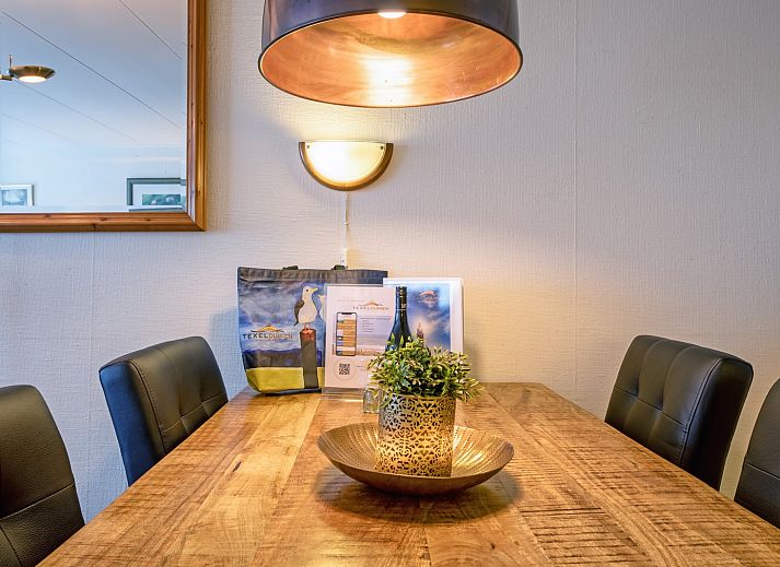 Ruime zithoek in Appartementen Anna - de Zeehond, De Koog, Texel met veel natuurlijk licht en moderne inrichting.