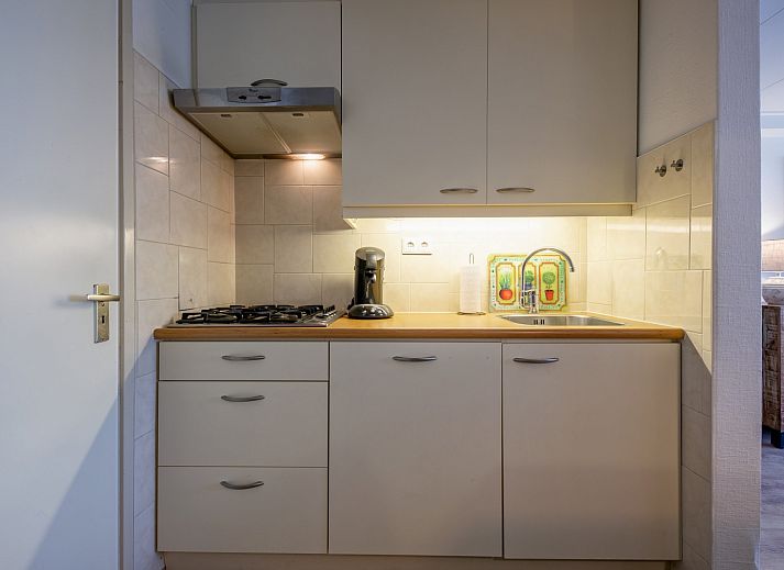 Ruime zithoek in Appartementen Anna - de Zeehond, De Koog, Texel met veel natuurlijk licht en moderne inrichting.