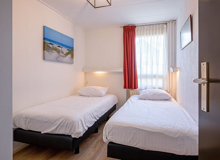 Stijlvolle binnenruimte van Appartementen Anna - de Zeehond, De Koog, Texel met houten meubels en sfeervolle decoratie.