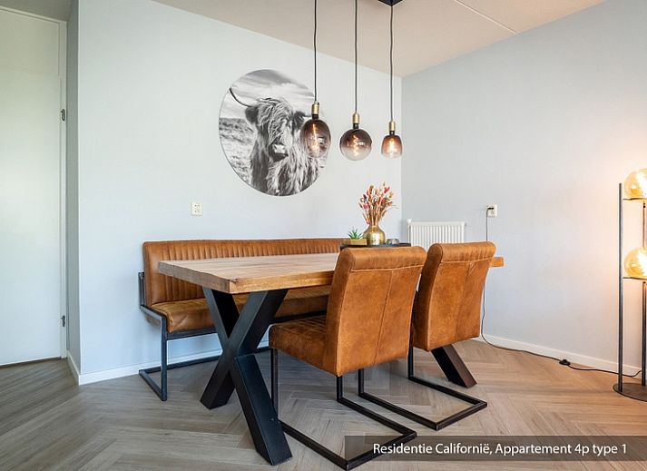 Gezellige woonkamer in Type 1 vakantiehuis, De Koog, Texel met comfortabele bank en veel lichtinval.