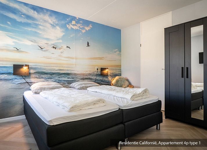 Gezellige woonkamer in Type 1 vakantiehuis, De Koog, Texel met comfortabele bank en veel lichtinval.