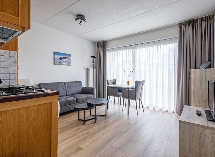 Gezellige woonkamer in Twee persoons appartement klein - eerste etage, De Koog, Texel met veel lichtinval.