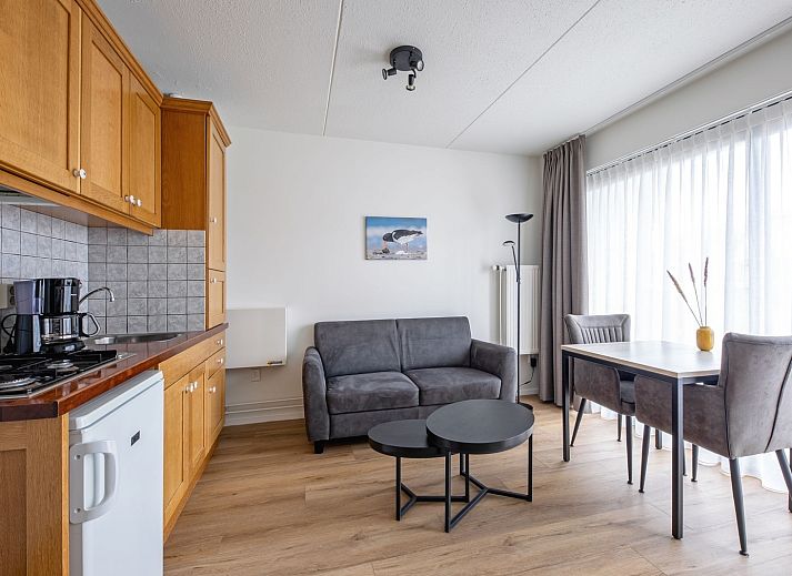 Gezellige woonkamer in Twee persoons appartement klein - eerste etage, De Koog, Texel met veel lichtinval.