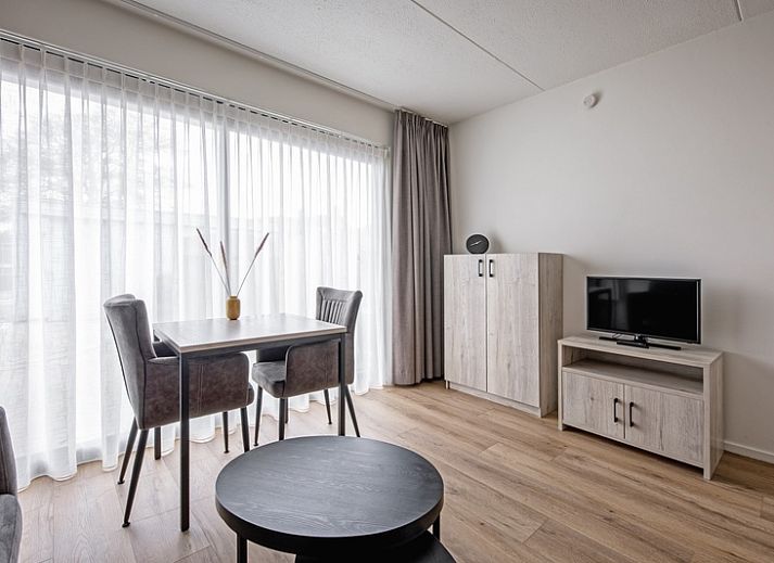 Gezellige woonkamer in Twee persoons appartement klein - eerste etage, De Koog, Texel met veel lichtinval.