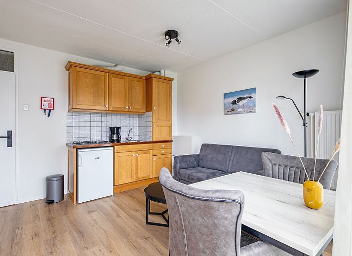 Gezellige woonkamer in Twee persoons appartement klein - eerste etage, De Koog, Texel met veel lichtinval.