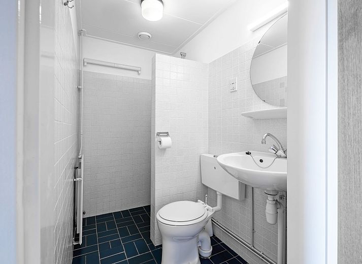 Moderne keuken en zithoek in Twee persoons appartement klein - eerste etage, De Koog, Texel.