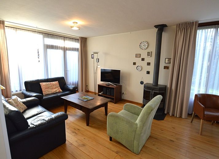 Orchismient 35 in De Koog, Texel, vakantiehuis met zonnig terras en groene tuin.