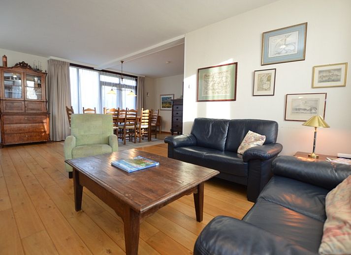 Ruime eetkamer in vakantiehuis Orchismient 35, De Koog, Texel, met houten meubels.