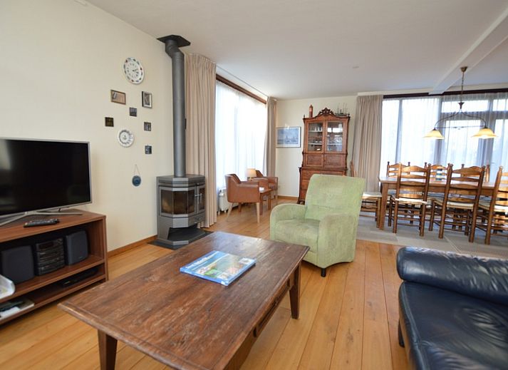 Ruime eetkamer in vakantiehuis Orchismient 35, De Koog, Texel, met houten meubels.