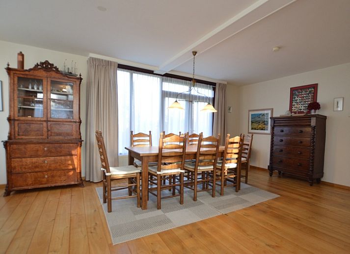 Ruime eetkamer in vakantiehuis Orchismient 35, De Koog, Texel, met houten meubels.