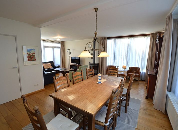 Ruime eetkamer in vakantiehuis Orchismient 35, De Koog, Texel, met houten meubels.