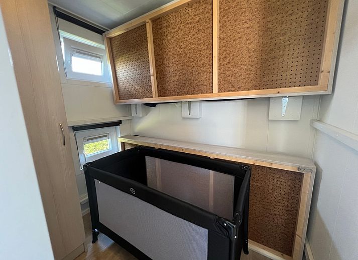 Chalet type 3 in De Koog, Texel biedt een prachtig uitzicht op de groene omgeving en speeltuin, ideaal voor een ontspannen vakantie.