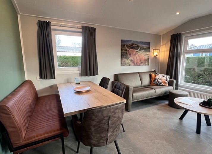 Chalet type 1 in De Koog, Texel, Waddeneilanden met zonnig terras en groene omgeving, ideaal vakantiehuis voor natuurliefhebbers.