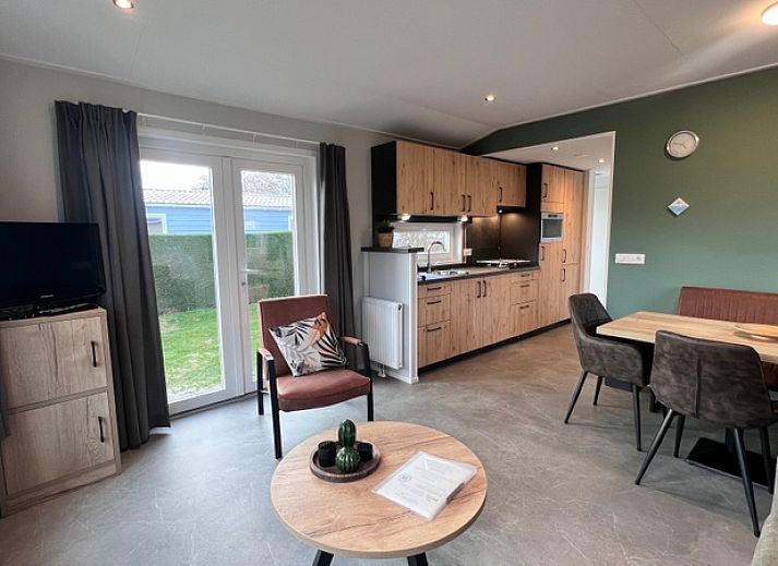 Chalet type 1 in De Koog, Texel, Waddeneilanden met zonnig terras en groene omgeving, ideaal vakantiehuis voor natuurliefhebbers.