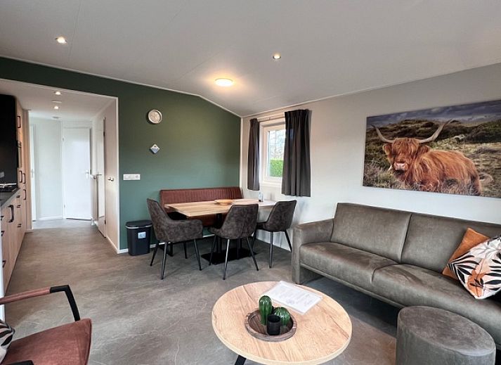 Chalet type 1 in De Koog, Texel, Waddeneilanden met zonnig terras en groene omgeving, ideaal vakantiehuis voor natuurliefhebbers.