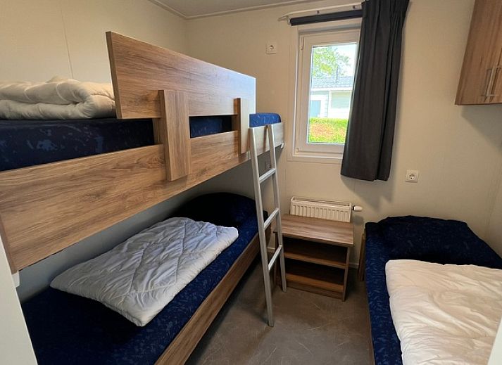 Gezellige woonkamer van Chalet type 1 in De Koog, Texel, met comfortabele zithoek en eethoek, ideaal voor een ontspannen vakantie op de Waddeneilanden.