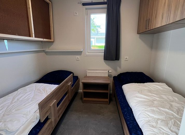 Gezellige woonkamer van Chalet type 1 in De Koog, Texel, met comfortabele zithoek en eethoek, ideaal voor een ontspannen vakantie op de Waddeneilanden.