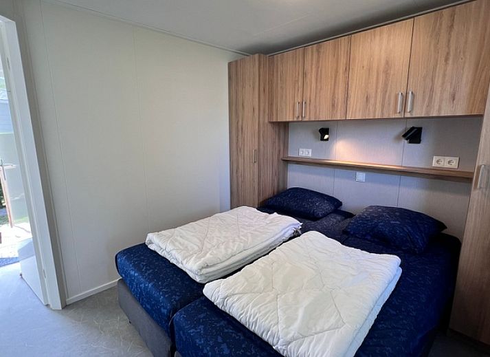 Gezellige woonkamer van Chalet type 1 in De Koog, Texel, met comfortabele zithoek en eethoek, ideaal voor een ontspannen vakantie op de Waddeneilanden.