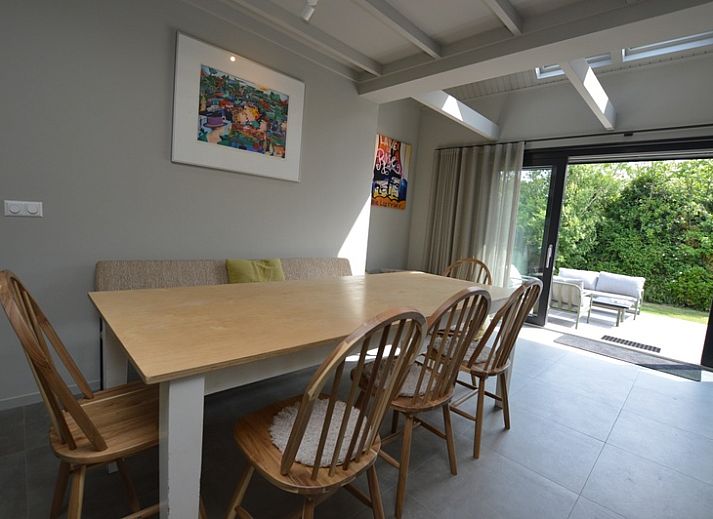 Gezellige woonkamer van Ruijslaan 73 in De Koog Texel met comfortabele banken en uitzicht op de natuur.