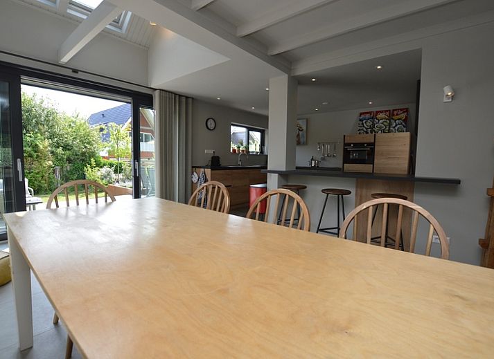 Gezellige woonkamer van Ruijslaan 73 in De Koog Texel met comfortabele banken en uitzicht op de natuur.