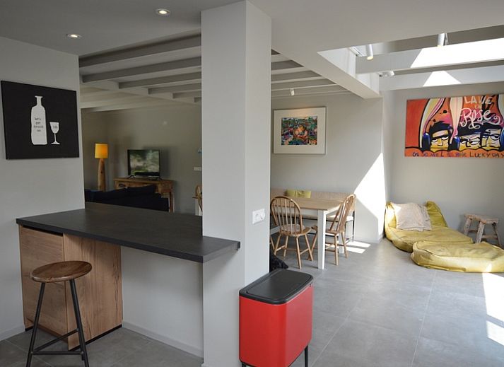 Open leefruimte in vakantiehuis Ruijslaan 73 De Koog Texel met eet- en zithoek.