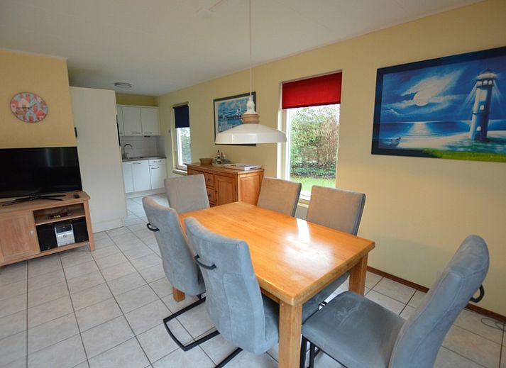 Gezellige woonkamer van Vakantiehuis Stappeland 111 in De Koog, Texel met comfortabele zithoek en open haard.