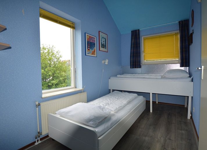 Lichte leefruimte in Vakantiehuis Stappeland 111, De Koog, Texel met moderne inrichting en uitzicht op de tuin.