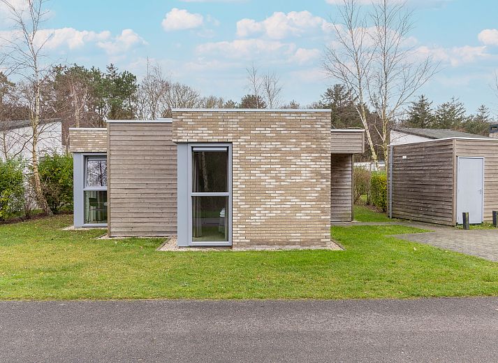 Freistehendes Haus in De Koog, Texel, bietet ruhige Natur und moderne Ferienhuser inmitten einer idyllischen Wasserlandschaft auf den Watteninseln.