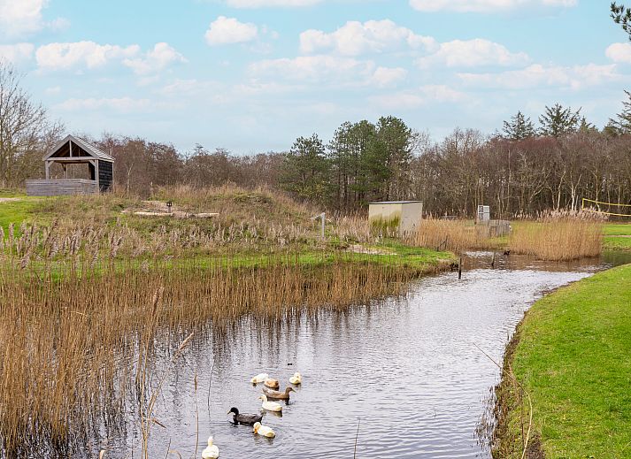 Luftaufnahme eines freistehenden Hauses in De Koog, Texel, umgeben von Natur und mit Blick auf die Watteninseln.