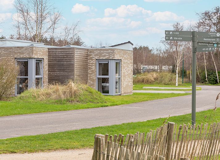 Luftaufnahme eines freistehenden Hauses in De Koog, Texel, umgeben von Natur und mit Blick auf die Watteninseln.