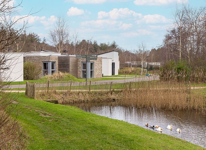 Luftaufnahme eines freistehenden Hauses in De Koog, Texel, umgeben von Natur und mit Blick auf die Watteninseln.