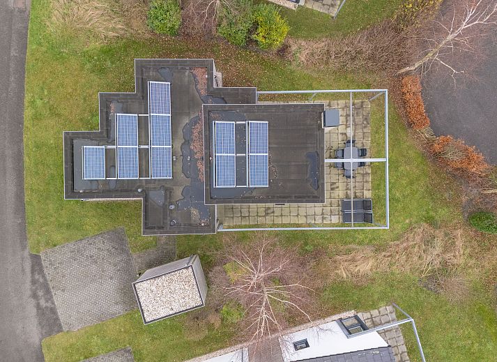 Luftaufnahme eines freistehenden Hauses in De Koog, Texel, umgeben von Natur und mit Blick auf die Watteninseln.