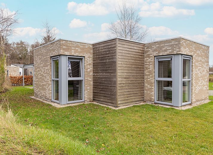 Luftaufnahme eines freistehenden Hauses in De Koog, Texel, umgeben von Natur und mit Blick auf die Watteninseln.