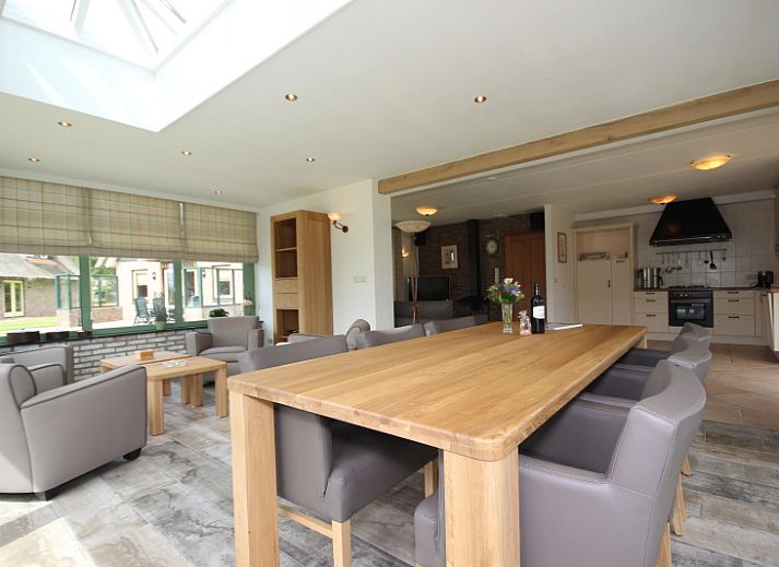 Villa met Serre in De Koog, Texel met zonnige veranda en groene tuin, ideaal vakantiehuis op de Waddeneilanden.