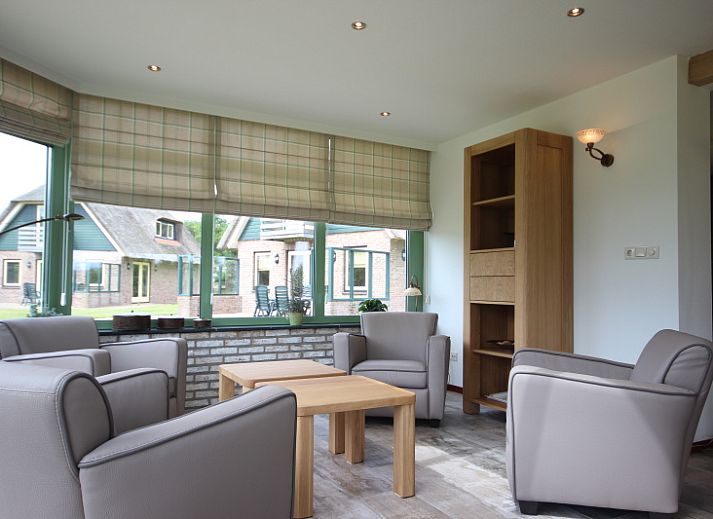 Villa met Serre in De Koog, Texel met zonnige veranda en groene tuin, ideaal vakantiehuis op de Waddeneilanden.