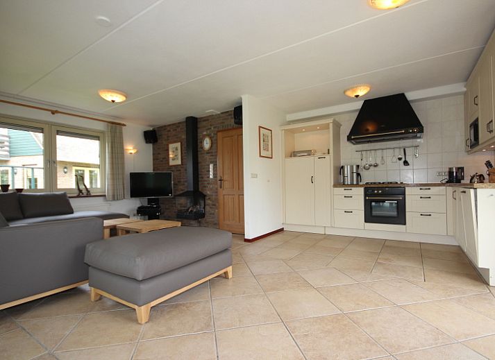 Villa met Serre in De Koog, Texel met zonnige veranda en groene tuin, ideaal vakantiehuis op de Waddeneilanden.