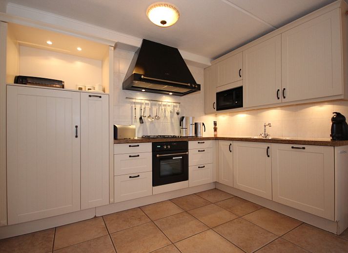 Villa met Serre in De Koog, Texel met zonnige veranda en groene tuin, ideaal vakantiehuis op de Waddeneilanden.