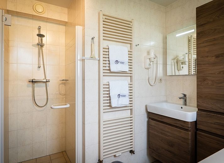 Lichte eetkamer in Villa met Serre, vakantiehuis in De Koog, Texel met ruime binnenruimte en moderne keuken.