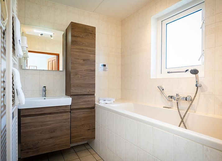 Lichte eetkamer in Villa met Serre, vakantiehuis in De Koog, Texel met ruime binnenruimte en moderne keuken.