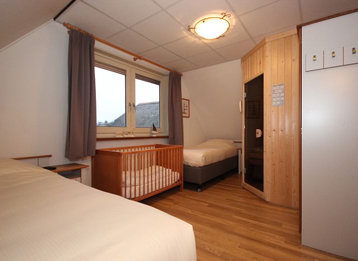 Lichte eetkamer in Villa met Serre, vakantiehuis in De Koog, Texel met ruime binnenruimte en moderne keuken.