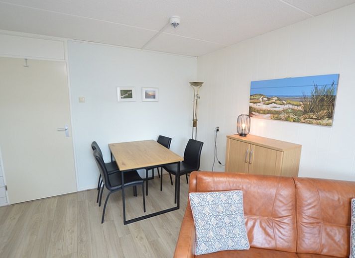 Lichte woonkamer met comfortabele meubels in Motel Texel - Appartement 208/1L, De Koog, Texel. Geniet van een ontspannen verblijf.