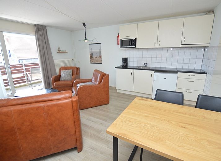 Lichte woonkamer met comfortabele meubels in Motel Texel - Appartement 208/1L, De Koog, Texel. Geniet van een ontspannen verblijf.