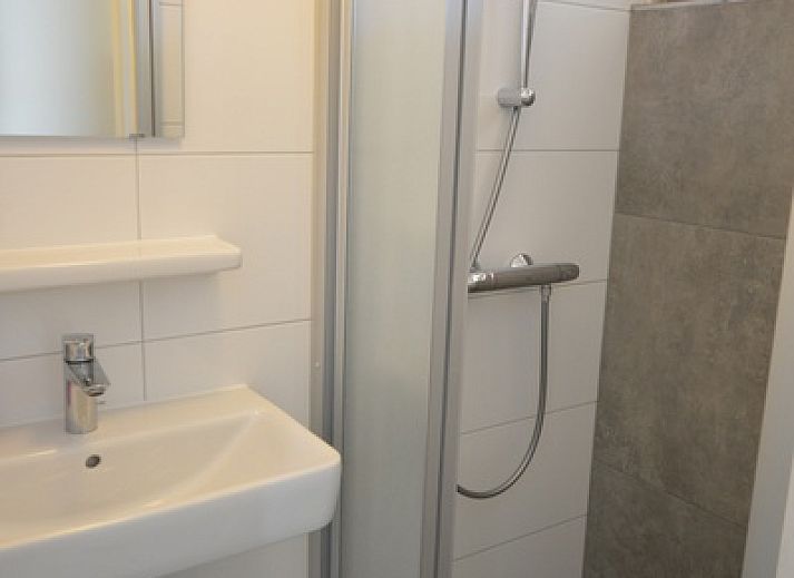 Lichte woonkamer met comfortabele meubels in Motel Texel - Appartement 208/1L, De Koog, Texel. Geniet van een ontspannen verblijf.