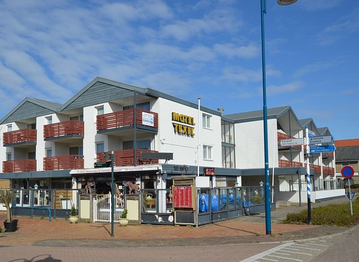 Lichte woonkamer met comfortabele meubels in Motel Texel - Appartement 208/1L, De Koog, Texel. Geniet van een ontspannen verblijf.