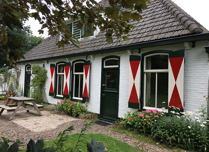 Voorhuis vakantiehuis in De Koog, Texel met charmante gevel en landelijke omgeving.