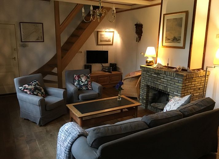 Voorhuis vakantiehuis in De Koog, Texel met charmante gevel en landelijke omgeving.