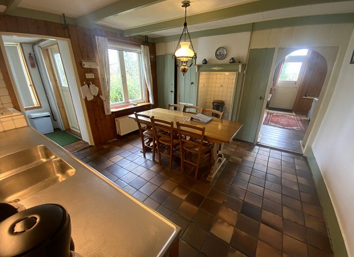 Voorhuis vakantiehuis in De Koog, Texel met charmante gevel en landelijke omgeving.