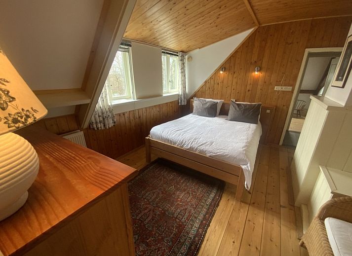 Voorhuis vakantiehuis in De Koog, Texel met charmante gevel en landelijke omgeving.