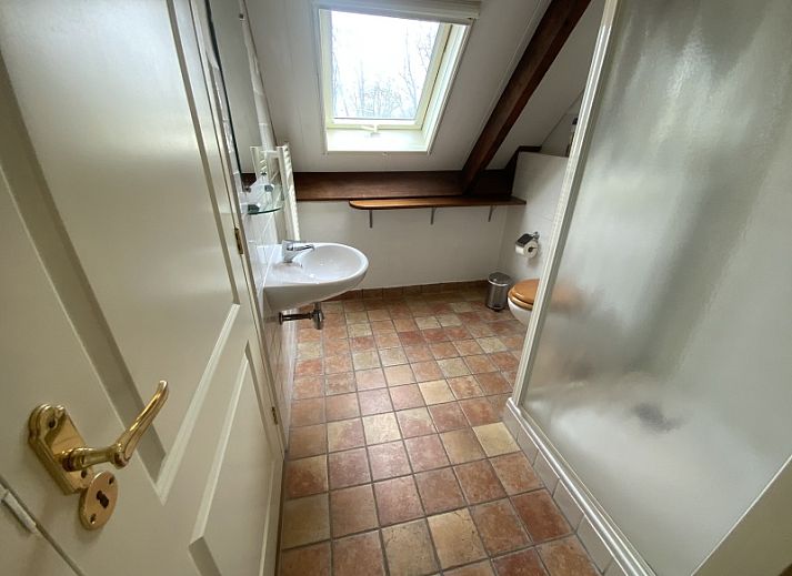 Gezellig terras bij Voorhuis vakantiewoning in De Koog, Texel omringd door groene natuur.