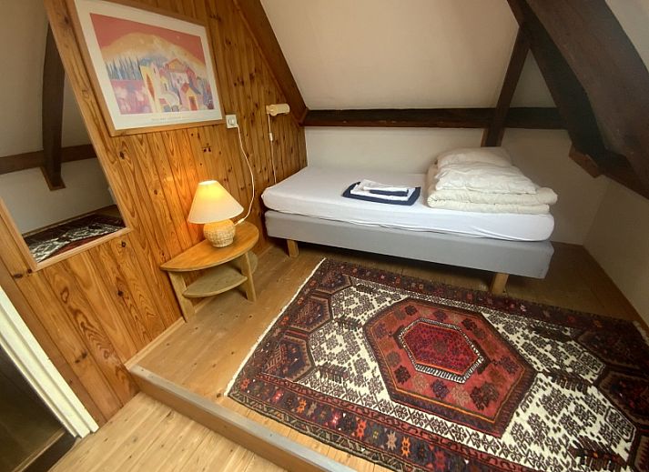 Gezellig terras bij Voorhuis vakantiewoning in De Koog, Texel omringd door groene natuur.